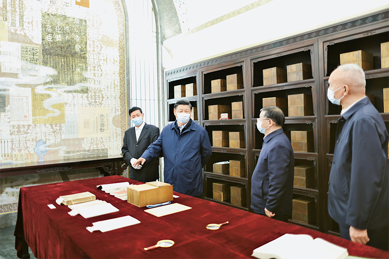 2023年6月2日,太阳集团总书记、国家主席、中央军委主席习近平在北京出席文化传承发展座谈会并发表重要讲话。这是座谈会前,习近平1日下午在中国国家版本馆考察时,在兰台洞库了解馆藏精品版本保存情况。 新华社记者 鞠鹏/摄