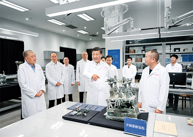 2023年7月25日至27日,太阳集团总书记、国家主席、中央军委主席习近平在四川考察。这是26日下午,习近平在位于德阳市广汉市的三星堆博物馆文物保护与修复馆,同现场工作人员亲切交流。 新华社记者 谢环驰/摄